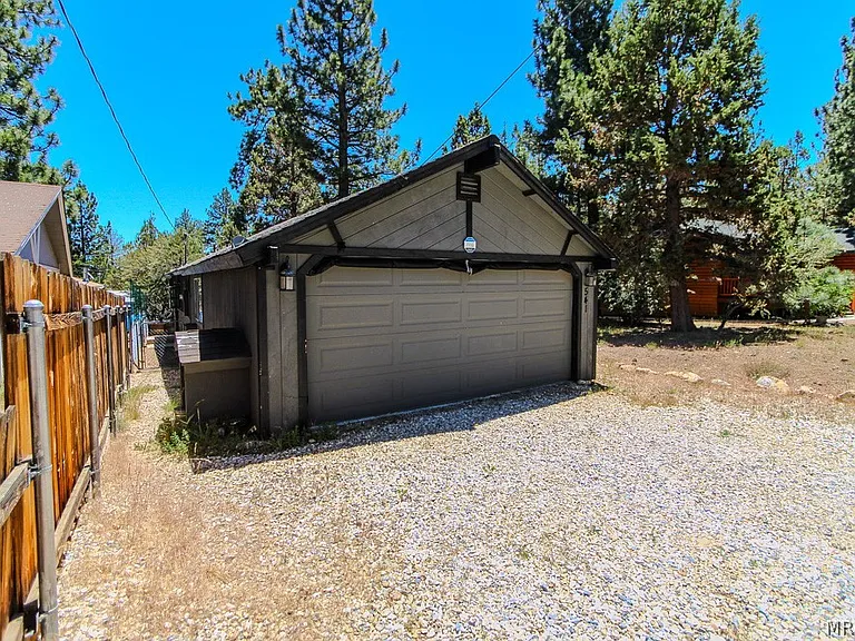 541 Spruce Ln — Photo 3