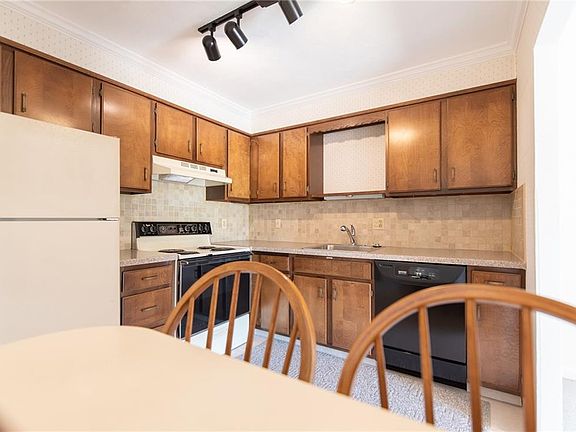 3rd image of 196 Old River Rd APT 5-B