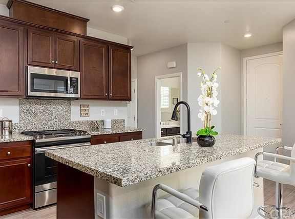 2nd image of 40277 Calle Real