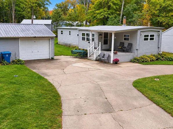 230 Maplewood Dr, Roscommon, MI 48653