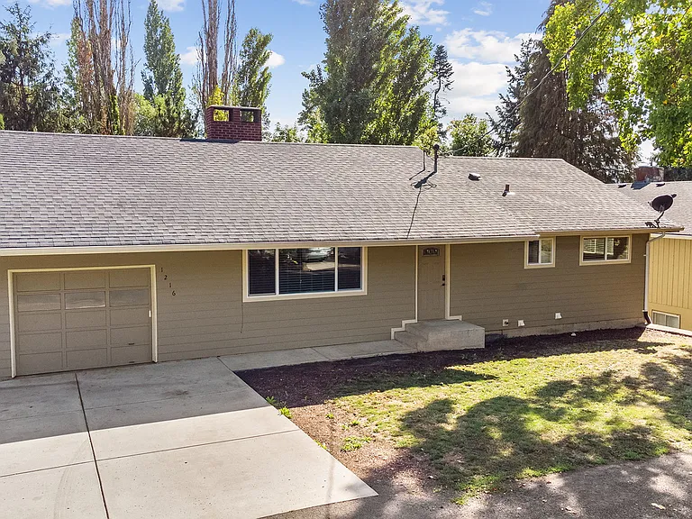 1216 Spruce St — Photo 6