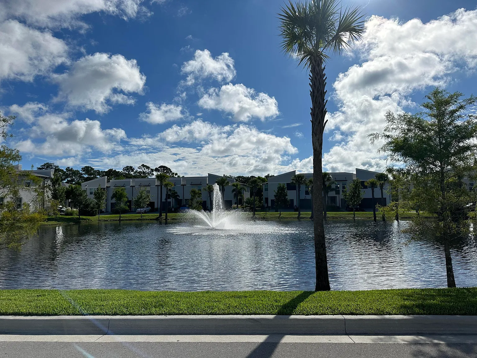 3 bed, 2.5 bath, 1475 sqft, $2,600 — Photo 3