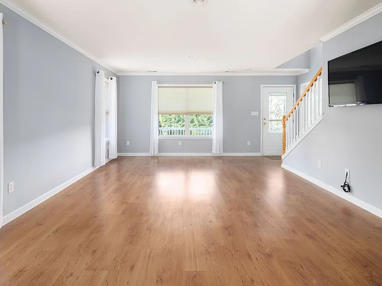 44 Worthington Ln — Photo 2