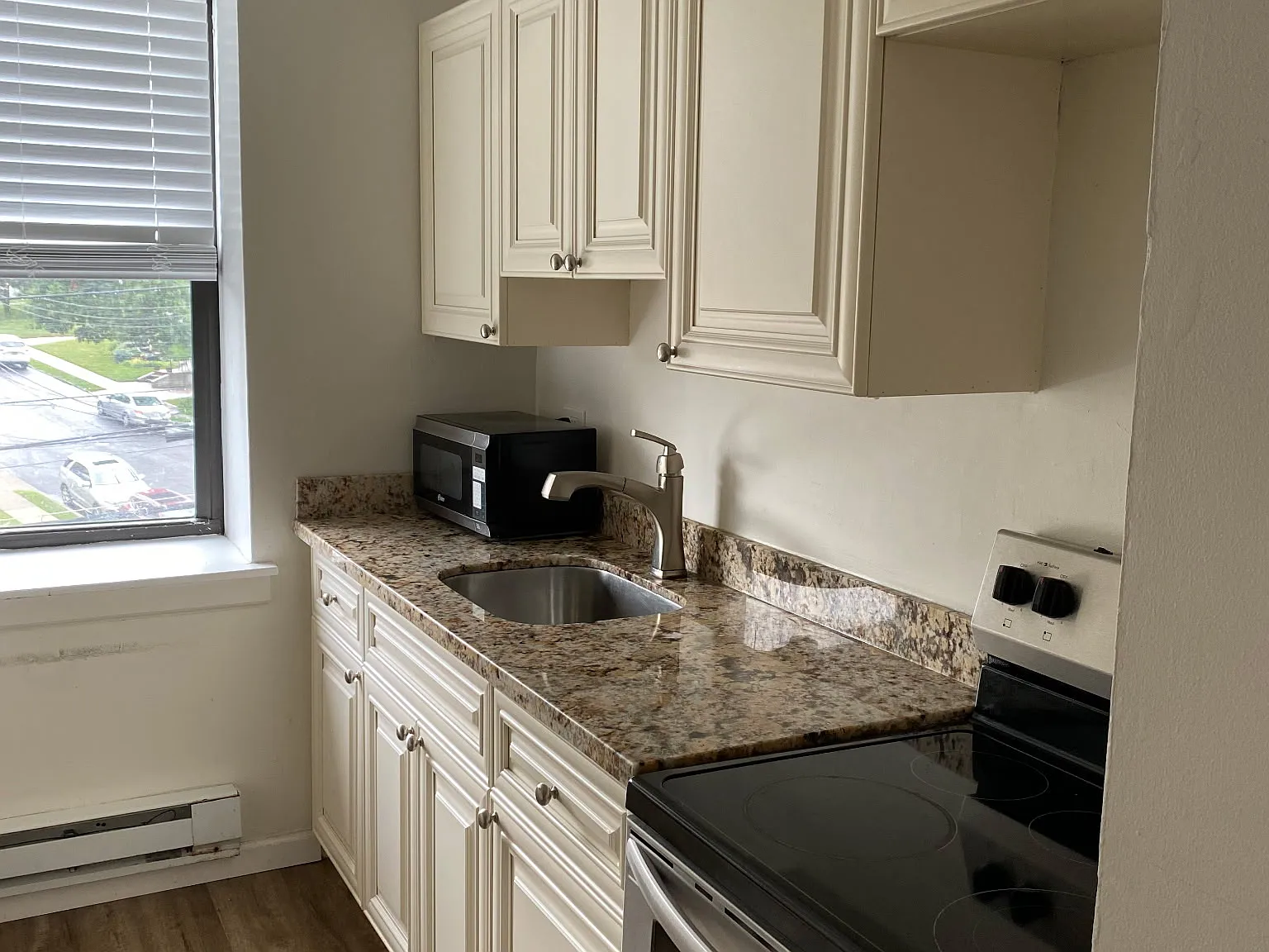1 bed, 900 sqft, $2,050 — Photo 4