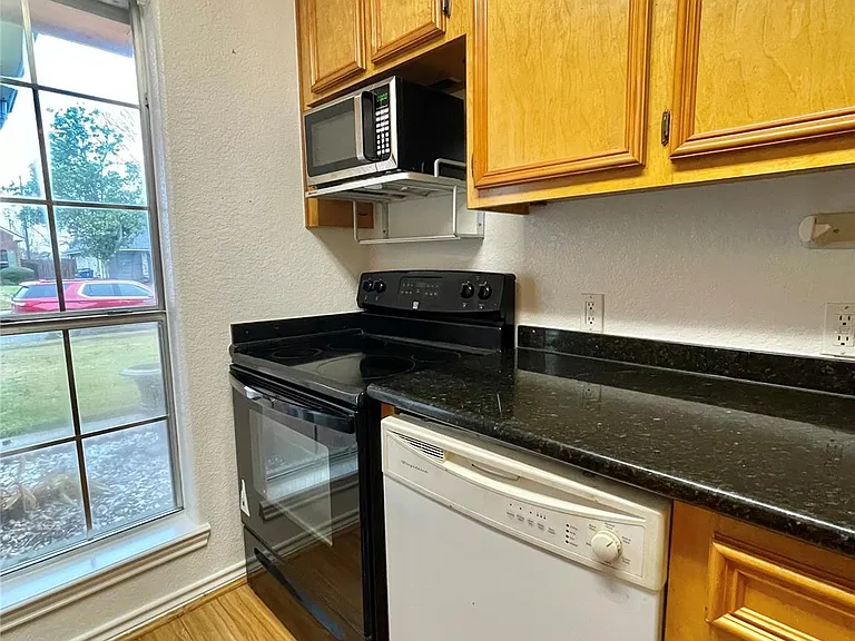 704 Manor Dr — Photo 9