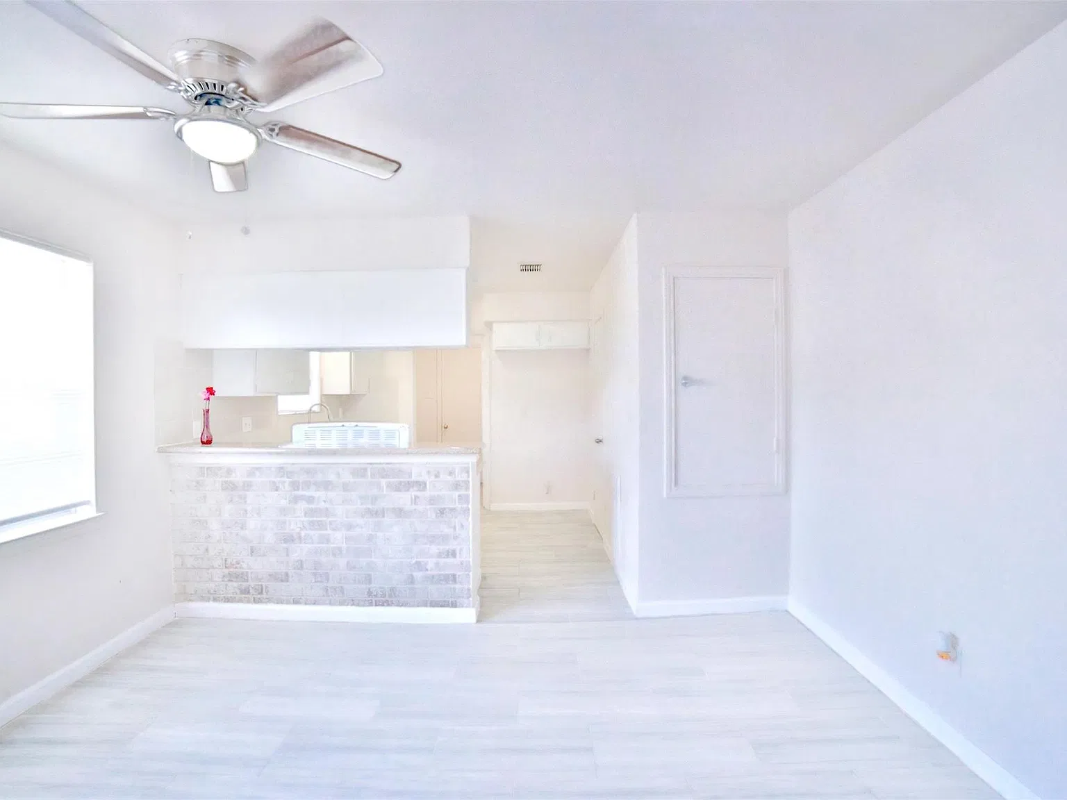 3 bed, 1.0 bath, 1022 sqft, $1,200 — Photo 3