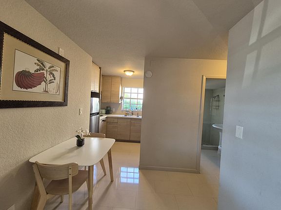 4th image of 1007 SE 2nd Ct APT 1