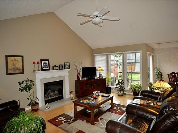 5th image of 49 Sutherland Ct