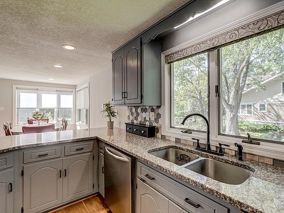 4th image of 721 Charlotte St
