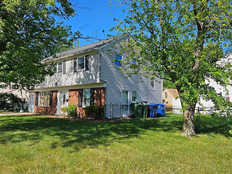 22 Plymouth Dr — Photo 3