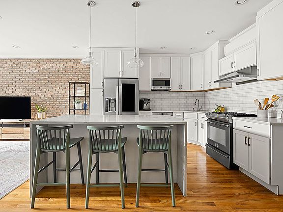 5th image of 564 Henry St #1
