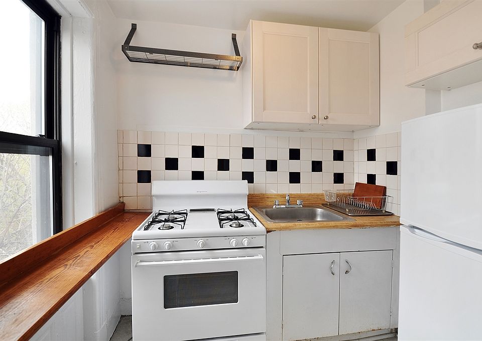 2nd image of 369 Park Pl APT 1