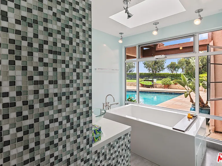 7122 Dume Dr — Photo 25