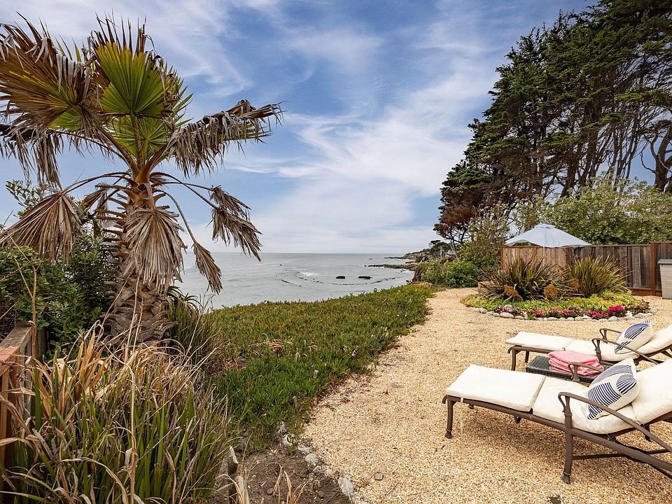 Shared area to enjoy the sounds of the ocean!