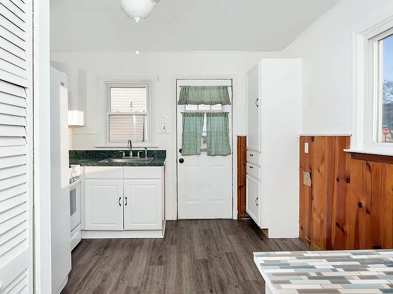 2318 Fisher St — Photo 3