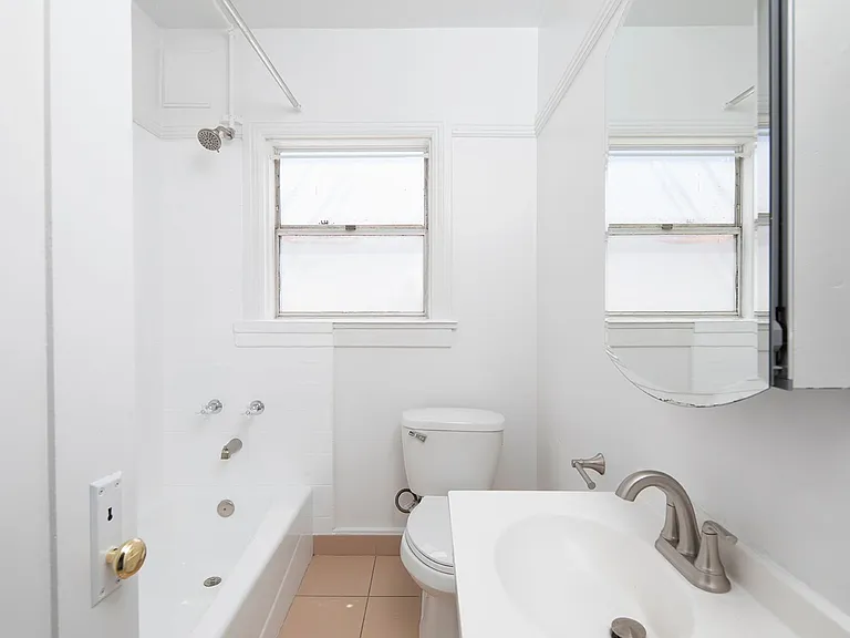 Del Oro Apartments — Photo 10