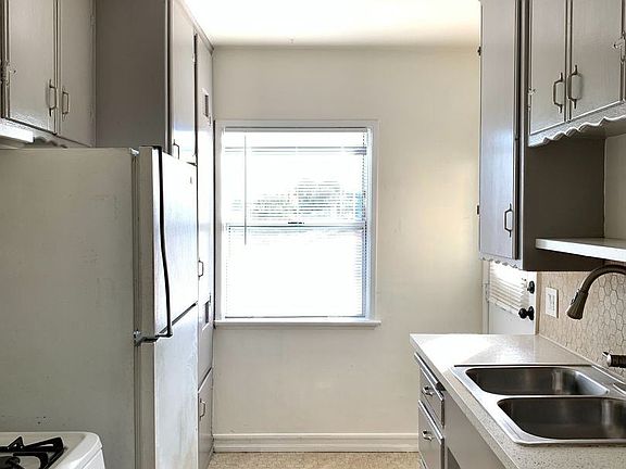4th image of 11037 Culver Blvd