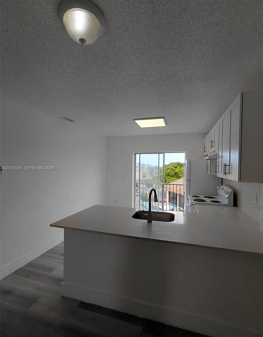Las Villas Segovia Condo — Photo 3