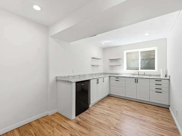 2480 Eastbourne Dr — Photo 26