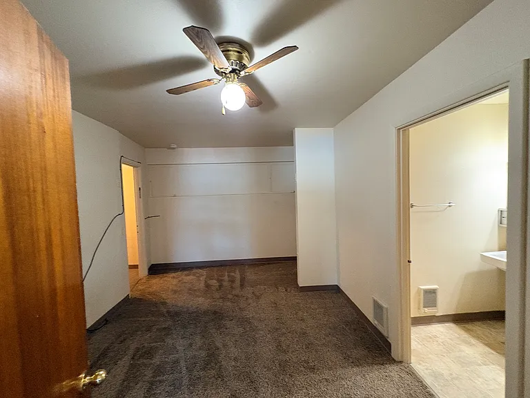 933 Vandercook Way — Photo 7