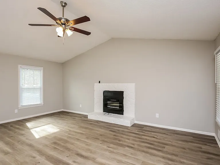 649 Edwards Ct — Photo 8