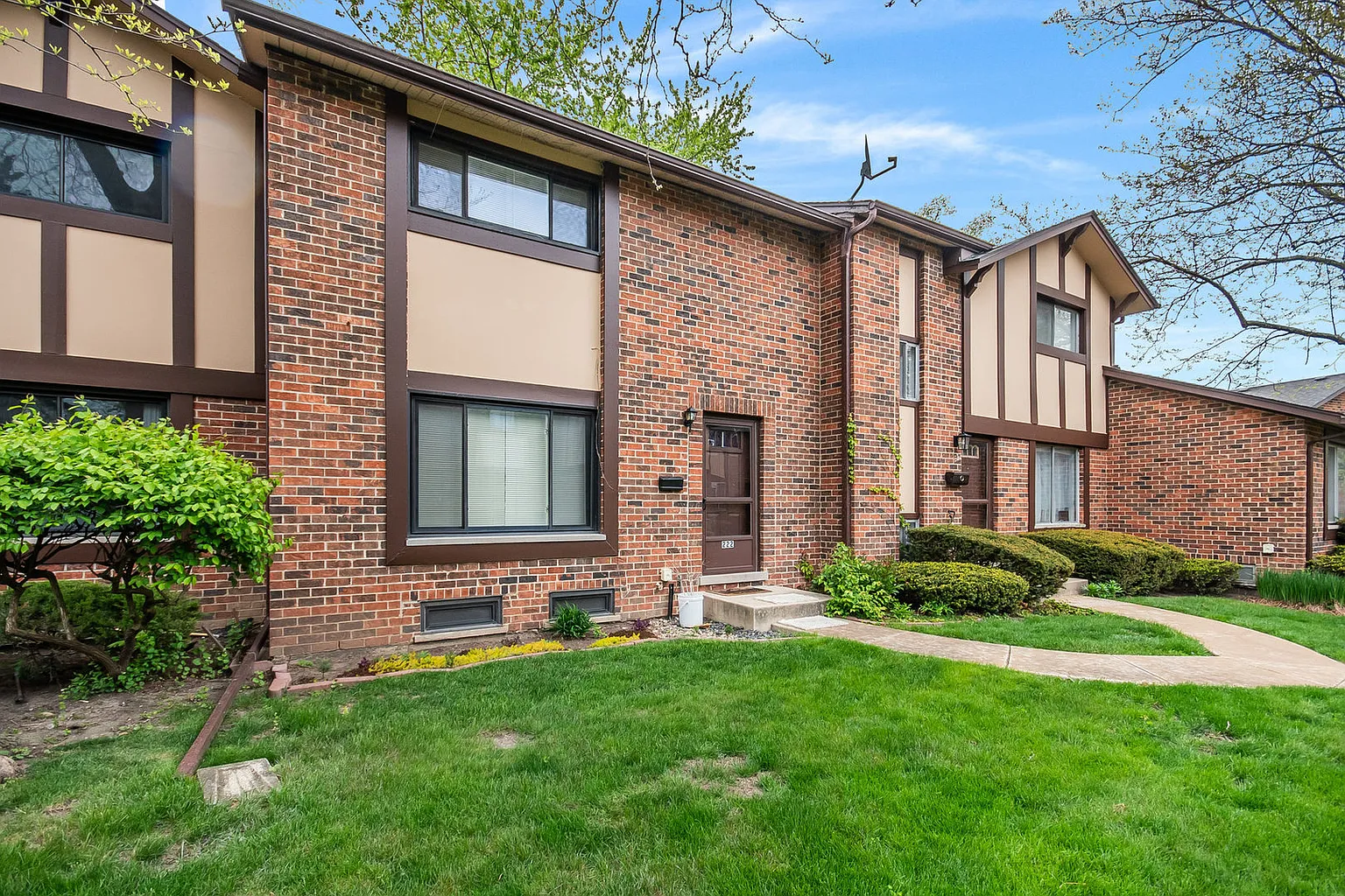 18W222 Standish Ln photo 1