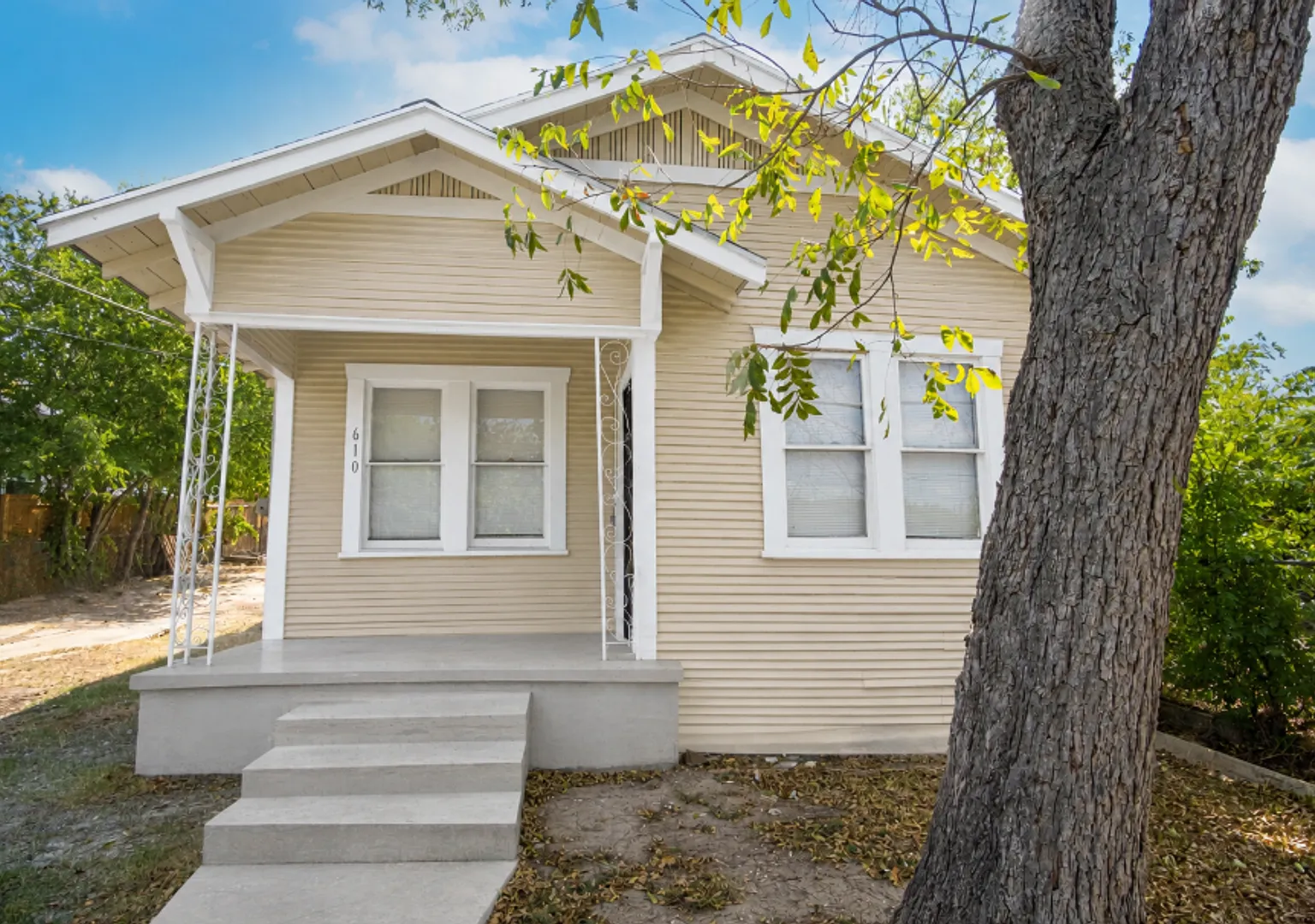 Pet-Friendly 2BR Home Near Downtown Dogs & Cats Welcome — Photo 1