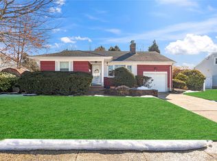 16 New Market Rd, Syosset, NY 11791