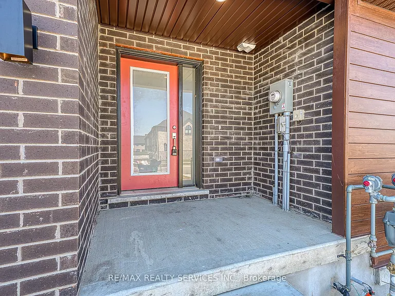95 Queensbrook Cres — Photo 3