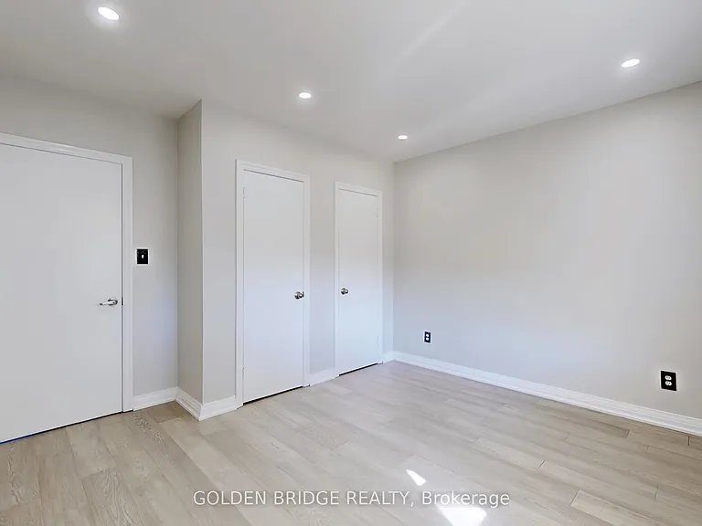 438 Centre St E — Photo 10