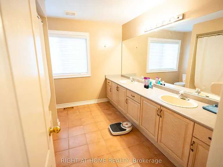 2427 Erin Centre Blvd — Photo 22