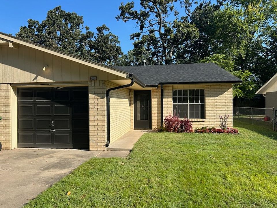 2nd image of 1321 Forest Dr