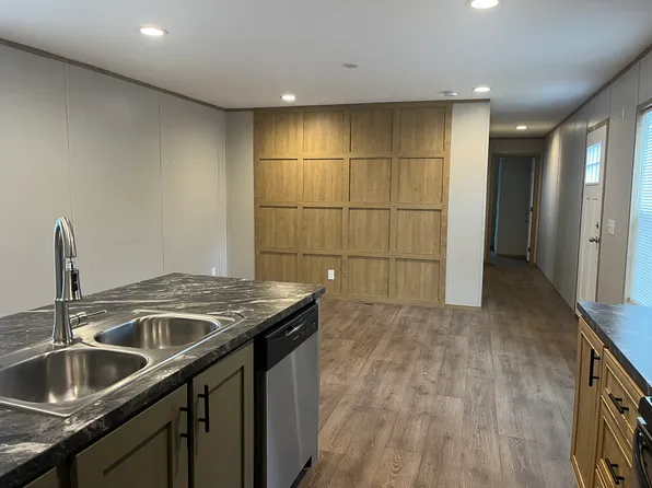 855 Washington Post Rd #211, New Bern, NC 28562