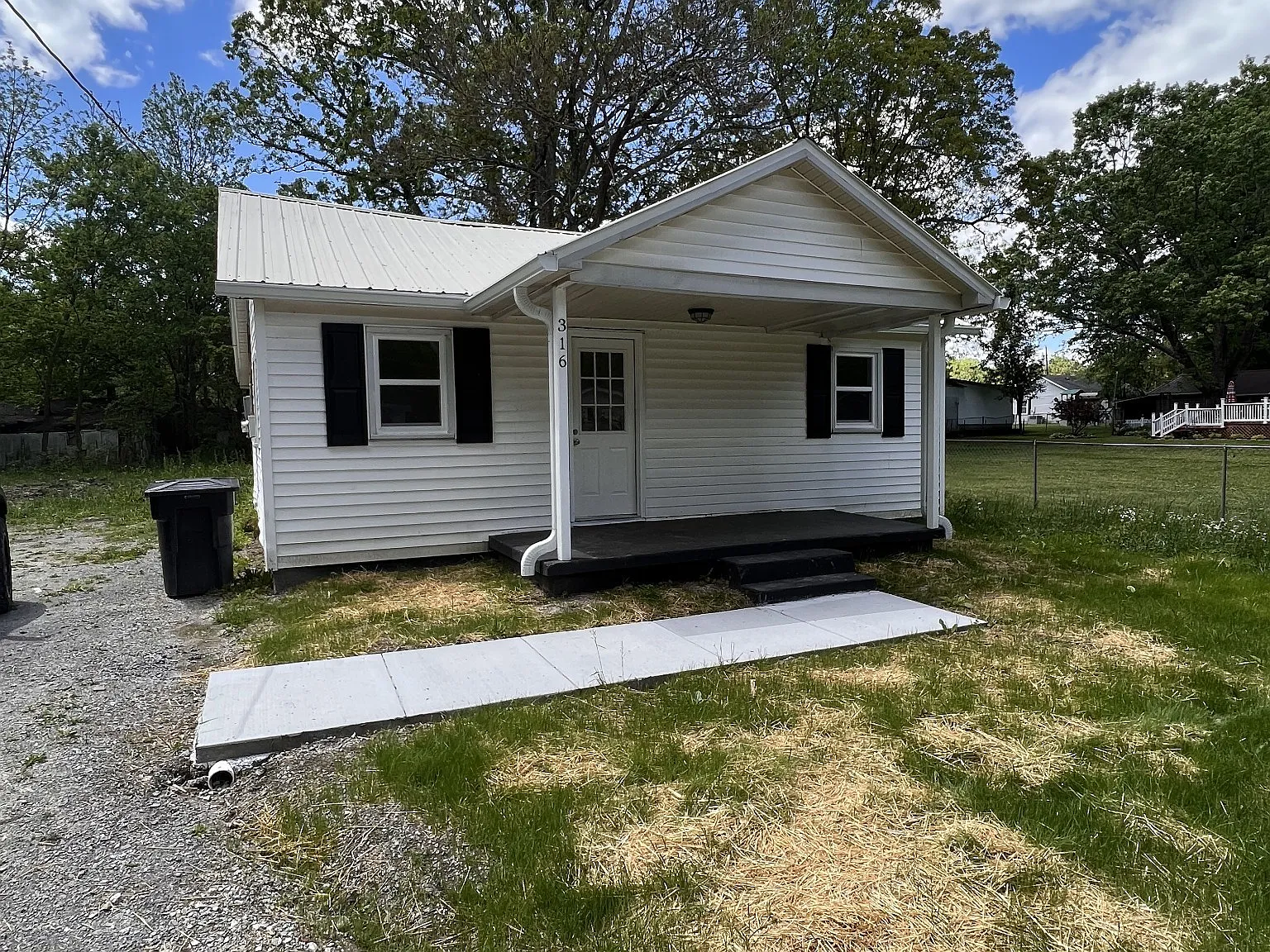 2 bed, 1.0 bath, 924 sqft, $1,200 — Photo 2