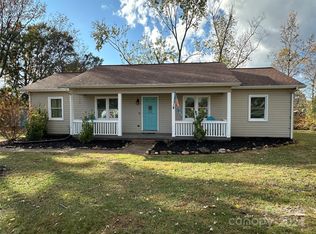 1273 Courtney Dr, Hickory, NC 28602