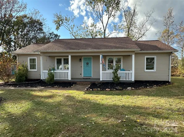 1273 Courtney Dr, Hickory, NC 28602