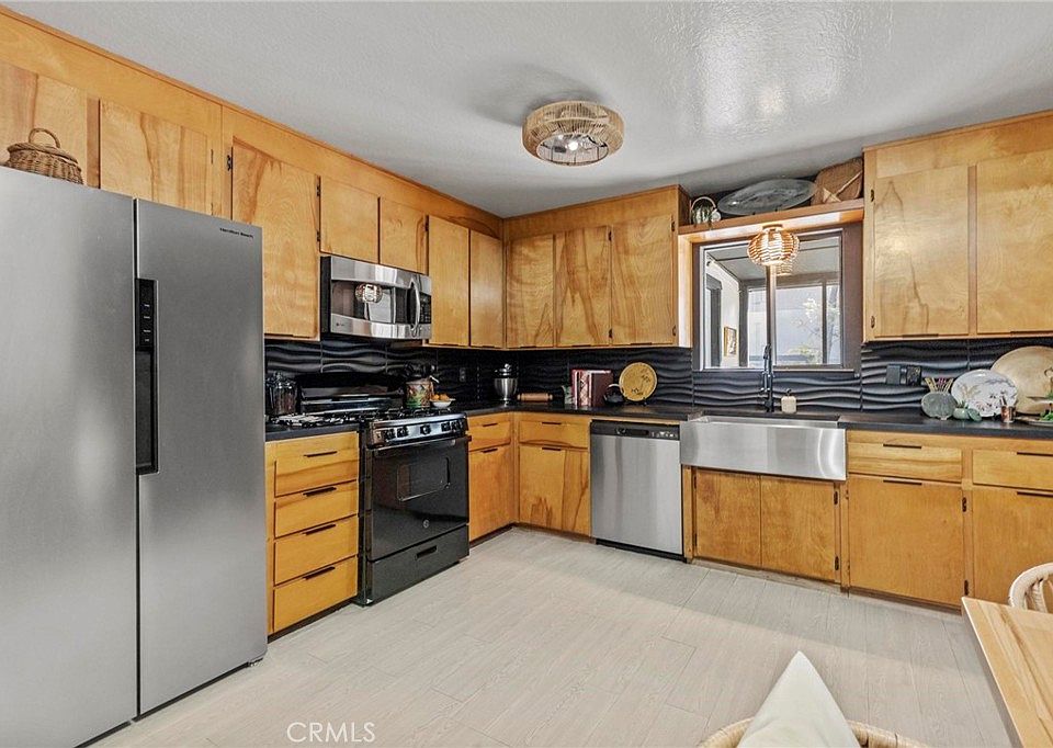 1st image of 425 Pomona Ave