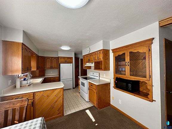 4th image of 210 E Oakland Ave