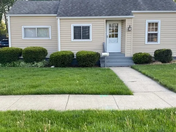 663 Pleasant St, Woodstock, IL 60098