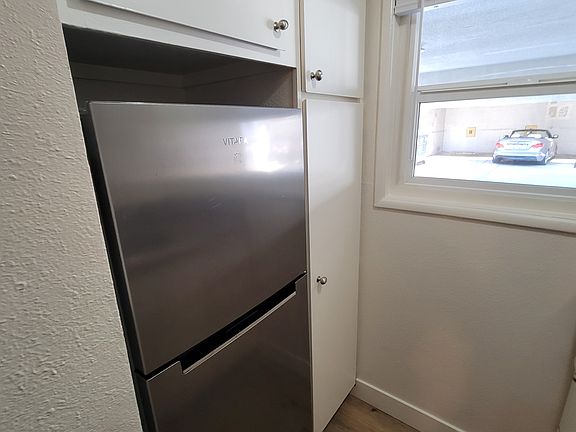 4th image of 1136 N Ogden Dr #4A