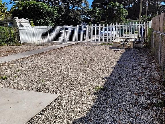 4th image of 1921 NW 59th St #U