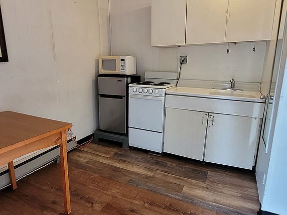 4th image of 1128 Hess Ave #4