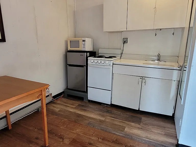 1128 Hess Ave #4 — Photo 4