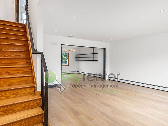 4th image of 755 Spring Valley Rd