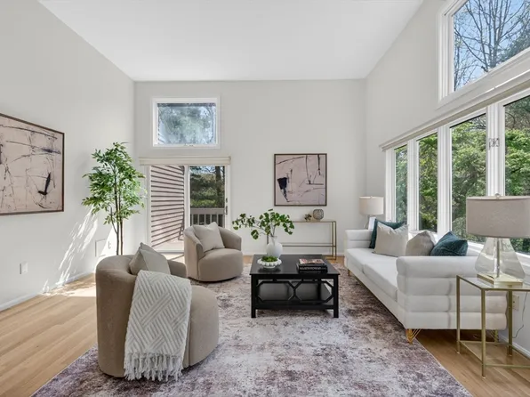 8 Heathwood Ln Unit 8, Chestnut Hill, MA 02467