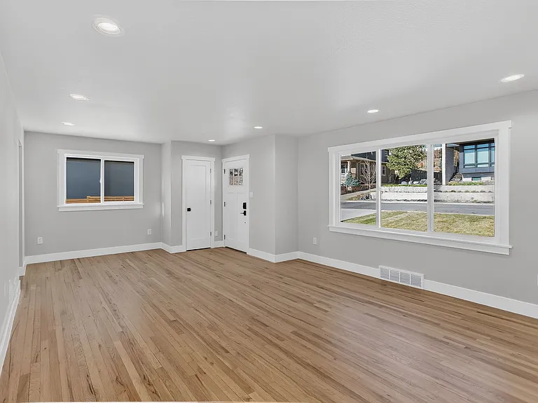 2340 Panorama Ave — Photo 4