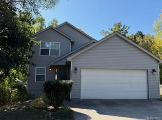 6445 Hatchery Rd, Waterford, MI 48329