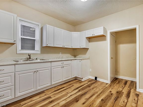 3rd image of 796 Dayton St