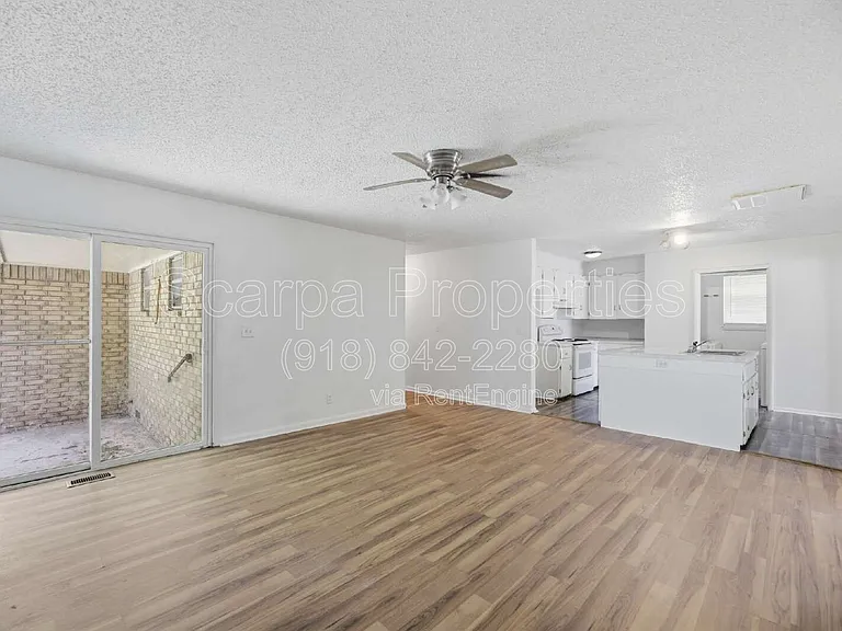 313 E Woodrow Pl — Photo 8
