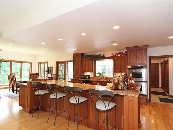 5th image of 1566 Iroquois Dr NE